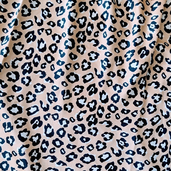 MUST HAVE!✨ Leopard Print Satin Midi Skirt. - Picture 6 of 8